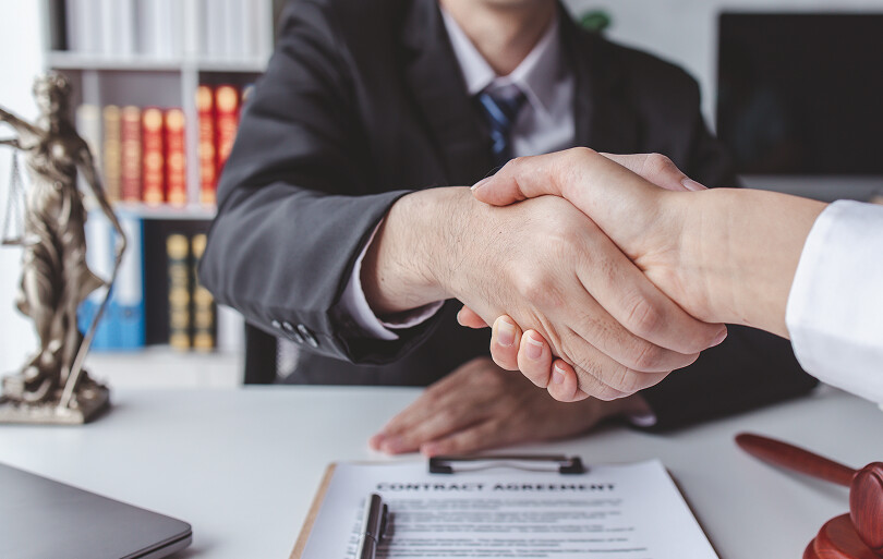 Apretón de manos al cerrar un contrato de colaboración empresarial