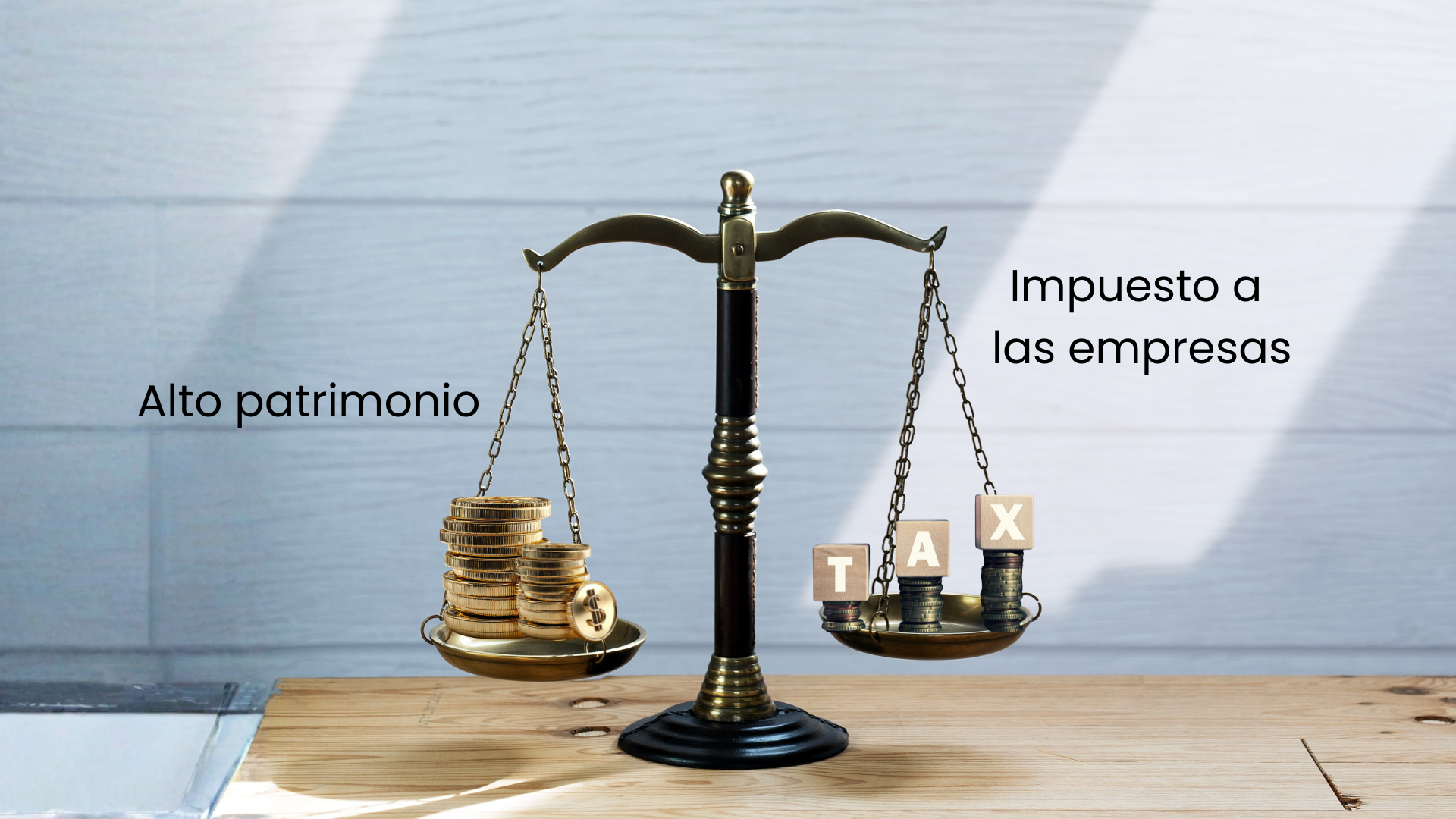 Balanza con monedas que representa el impuesto al patrimonio 2026